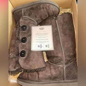 UGG AUSTRALIA BAILY BUTTON CHOCOLATE TRIPLE WOMENS 8